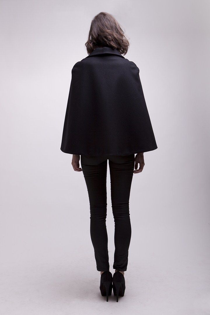 chaqueta capa negra blancaspina